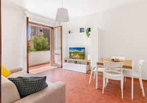 Una sala de estar con una mesa y un comedor. en Landi 2 - Near the center, free public parking, en Pisa