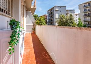 balcón con suelo de ladrillo y pared blanca en Landi 2 - Near the center, free public parking, en Pisa