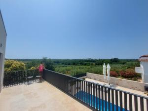 Bazén v ubytování Villa FARO - new house, near beaches, heated pool, playroom, bbq, Salvore - Istria nebo v jeho okolí