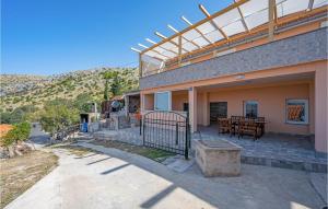 una casa con patio e tavolo sopra di Awesome Home In Grebastica With Wifi a Grebaštica Altre 38 foto