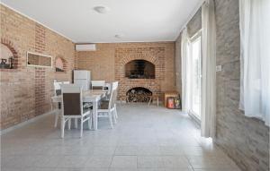 una sala da pranzo con tavolo e muro di mattoni di Awesome Home In Grebastica With Wifi a Grebaštica