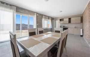 una cucina con un tavolo e una grande finestra di Awesome Home In Grebastica With Wifi a Grebaštica