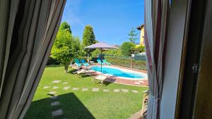 Bazén v ubytování B&B Sandra nebo v jeho okolí
