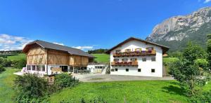 Gatterpunerhof في Vols am Schlern: منزل مع حظيرة في الجبال