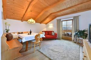 Gatterpunerhof في Vols am Schlern: غرفة معيشة مع طاولة وكراسي وأريكة