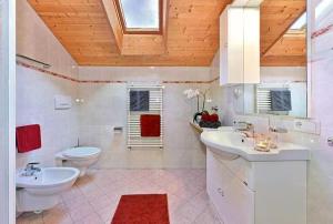 Gatterpunerhof في Vols am Schlern: حمام به حوضان ومرحاض +13 صورة