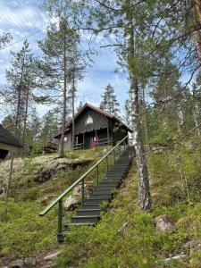 una casa su una collina con le scale davanti di Willa Axe a Hurissalo