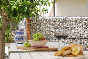 a table with two glasses of wine and a bowl of grapes at Riva Quartarola in Modigliana