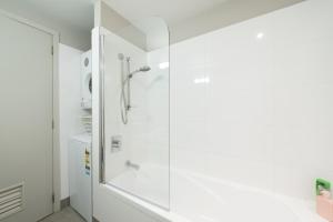 Ένα μπάνιο στο Waterfront 2 Bed, 2 Bath & Pool +9 φωτογραφίες
