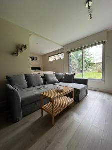 パリにあるHavre de paix près de Roland Garrosのソファとテーブルのあるリビングルーム