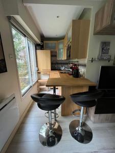 パリにあるHavre de paix près de Roland Garrosのキッチン(バースツール2脚付) +4枚の写真