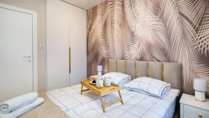 ein Schlafzimmer mit einem Bett und einem Tisch darauf in der Unterkunft Stegna Park II blisko morza Apartamenty Piamola in Stegna