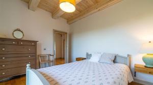 a bedroom with a bed and a dresser and a mirror at Dom Tabaszowa 182 - Jezioro Rożnowskie in Tabaszowa