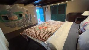 Voodi või voodid majutusasutuse HimtrekStays Sethan, Heritage House, Manali toas