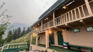 Rõdu või terrass majutusasutuses HimtrekStays Sethan, Heritage House, Manali