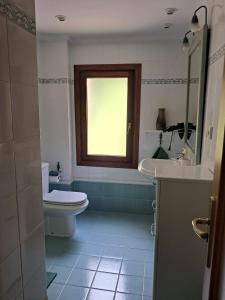Koupelna v ubytování B&B Eguzkitza + 37 fotografií