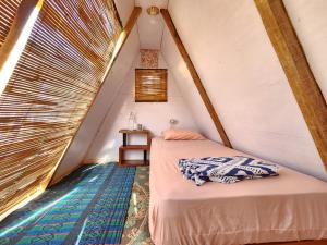 ein Zimmer mit zwei Betten und einem Fenster in der Unterkunft Mawun Valley Farmstays in Mangkung + 56 Fotos