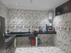 Кухня или мини-кухня в Appartement meublé centre ville 30 m hôpital Med V
