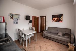 a living room with a couch and a table at Comodità a due passi dal centro di Verbania in Verbania