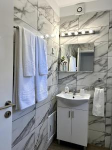 帕福斯Sunlit Serenity in Paphos的带白色水槽和镜子的浴室