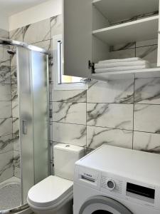 帕福斯Sunlit Serenity in Paphos的带卫生间和洗衣机的浴室 更多26张照片