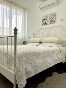 帕福斯Sunlit Serenity in Paphos的卧室配有白色床罩和白色床罩