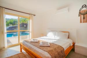 Ένα ή περισσότερα κρεβάτια σε δωμάτιο στο Villa Cedrus +18 φωτογραφίες