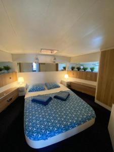 Yate en Gijon , experiencia única客房内的一张或多张床位