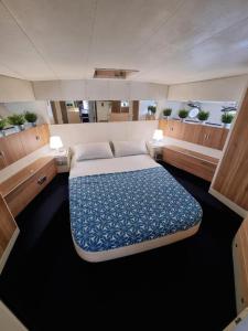 Yate en Gijon , experiencia única客房内的一张或多张床位