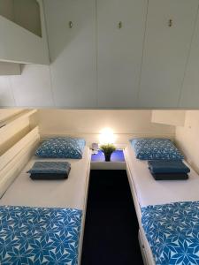 Yate en Gijon , experiencia única客房内的一张或多张床位