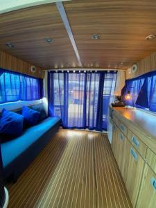 Yate en Gijon , experiencia única客房内的一张或多张床位