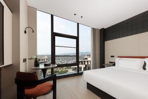 Postel nebo postele na pokoji v ubytování Tiangang MYFEEL Hotel Cicheng Branch