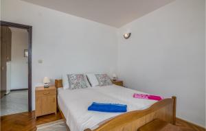a bedroom with a bed with a blue bag on it at Nice Apartment In Silo With Wifi in Šilo