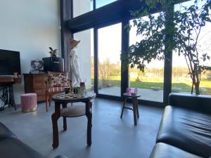 TV a/nebo společenská místnost v ubytování Guest Rooms by Art Bruges