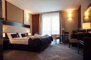 pokój hotelowy z łóżkiem i biurkiem w obiekcie Hotel Era w Świeradowie Zdroju