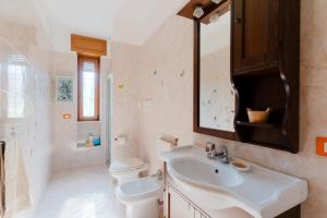 ムーロ・レッチェーゼにあるVilla Domus Olea by Just Houses SRLの洗面台、トイレ、鏡のあるバスルーム +40枚の写真