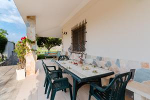 ムーロ・レッチェーゼにあるVilla Domus Olea by Just Houses SRLのテーブルと椅子のあるパティオ