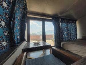 ein Schlafzimmer mit einem Bett und einem Fenster mit Aussicht in der Unterkunft Karunamaya Hotel in Kathmandu