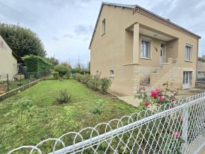 a house with a fence in front of a yard at Chez louise in Rouffignac Saint-Cernin +10 photos
