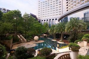 Πισίνα στο ή κοντά στο Crowne Plaza Chengdu West by IHG