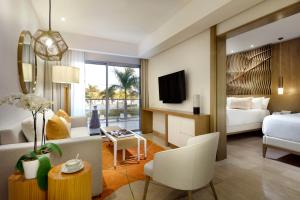 Una habitación de hotel con una cama y una sala de estar. en Paradisus Grand Cana, All Suites - Punta Cana -All Inclusive, en Punta Cana