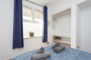 a bedroom with a bed with towels on it at Glenmore Lodge in Belfast