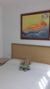 リャンサにあるApartamento Palandriuのベッドの上に座るテディベア +10枚の写真