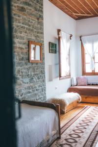 Giường trong phòng chung tại Traditional GuestHouse Permet