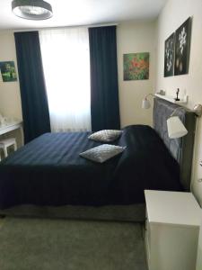Ein Bett oder Betten in einem Zimmer der Unterkunft Apartmani Merica