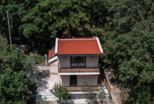 Το κτήριο όπου στεγάζεται  η παραθεριστική κατοικία