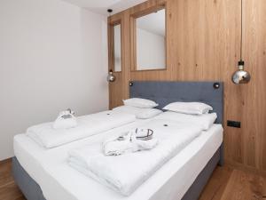 Rúm í herbergi á Alpine Nature Hotel Stoll
