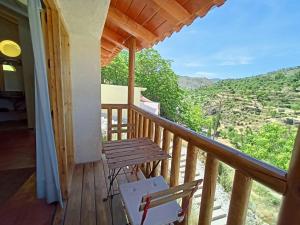 a balcony with a table and chairs and a view at Bellísima cueva acogedora "Casa Olivia" in Gor