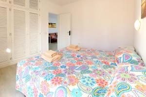 卡门港塞尔玛立娜别墅酒店的一间卧室配有一张带彩色毯子的床 更多4张照片