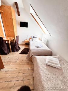 Posteľ alebo postele v izbe v ubytovaní Wellness hotel & minipivovar Kněžínek